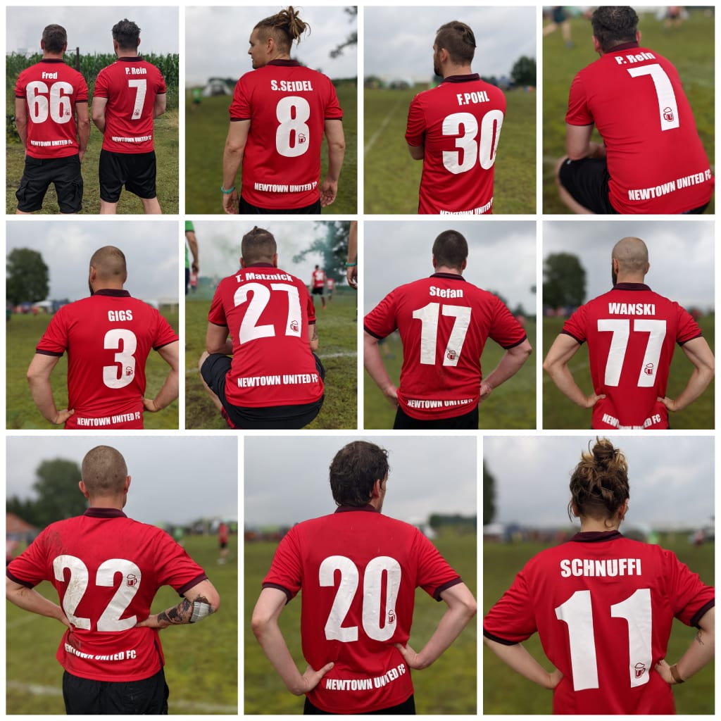 Spieler von Newtown United in roten Trikots, von hinten mit Namen und Rückennummern